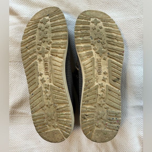 Size 14 HeyDude shoes - Picture 4 of 5